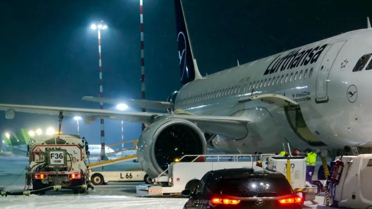 Rreth 500 pasagjerë thuhet se e kaluan natën të mbyllur në aeroplanë pasi stuhia e borës goditi Mynihun Rreth 500 pasagjerë thuhet se e kaluan natën të mbyllur në aeroplanë pasi stuhia e borës goditi Mynihun