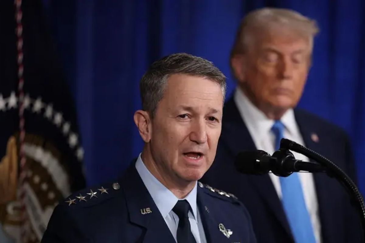 Trump mohon se gjenerali i lartë ushtarak amerikan është kundër luftës me Iranin Trump mohon se gjenerali i lartë ushtarak amerikan është kundër luftës me Iranin