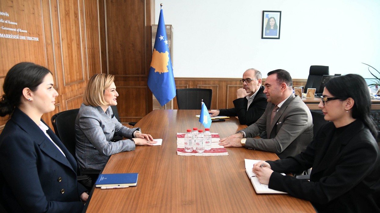 Kusari-Lila u takua me Lulzim Rafunën, u theksua nevoja për ngritjen e standardeve të prodhimit dhe shërbimeve