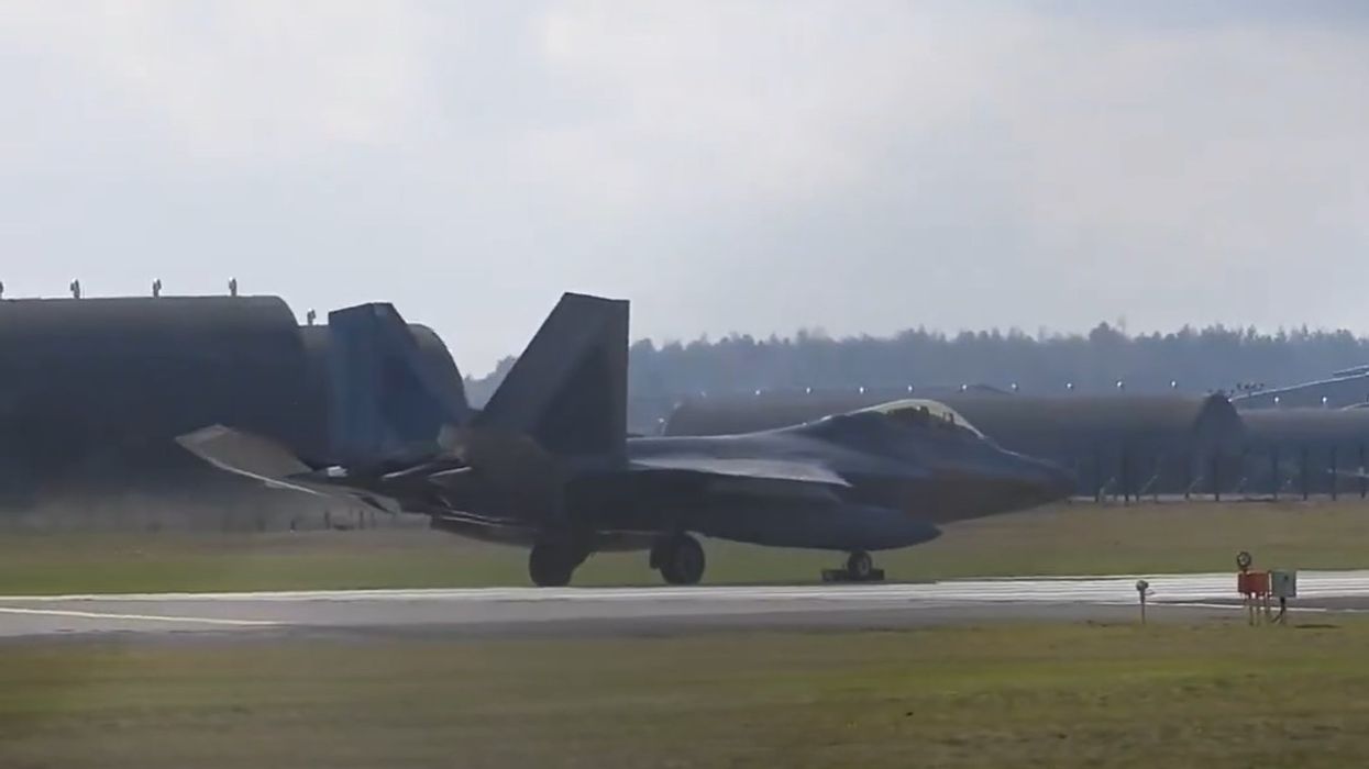 SHBA lëvizë aeroplanët luftarakë F-22 drejt Lindjes së Mesme SHBA lëvizë aeroplanët luftarakë F-22 drejt Lindjes së Mesme