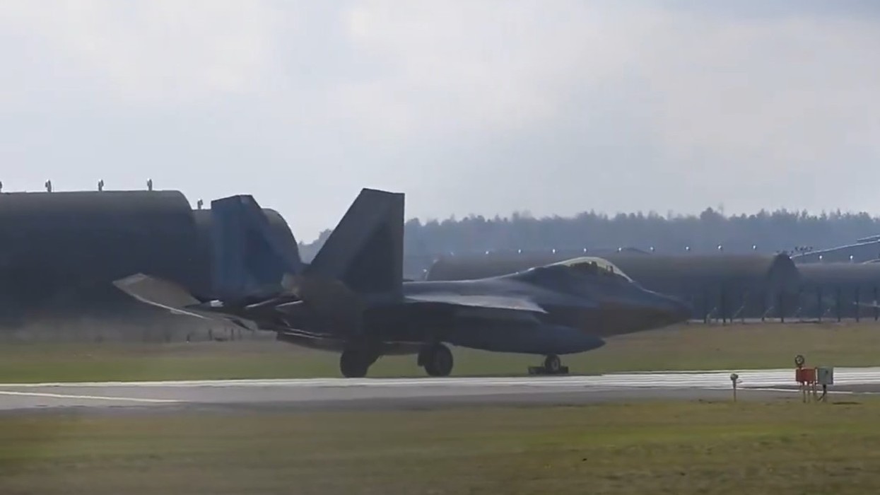 SHBA lëvizë aeroplanët luftarakë F-22 drejt Lindjes së Mesme