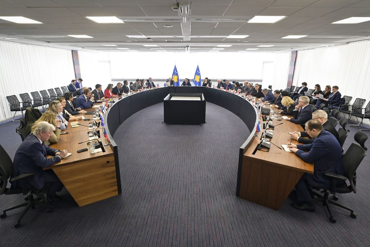 Kurti takohet me ambasadorët për zbatimin e ligjeve për të huajt dhe automjetet Kurti takohet me ambasadorët për zbatimin e ligjeve për të huajt dhe automjetet