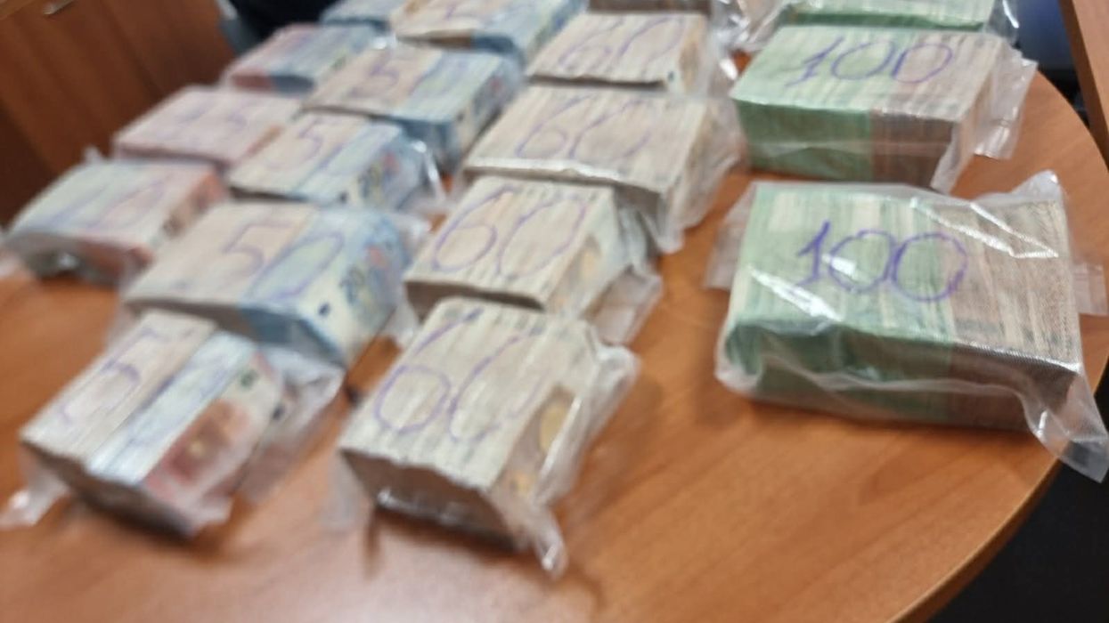 Një milion euro në automjet, tre persona ndalohen për 48 orë – dyshohen për “Shpëlarje parash” Një milion euro në automjet, tre persona ndalohen për 48 orë – dyshohen për “Shpëlarje parash”