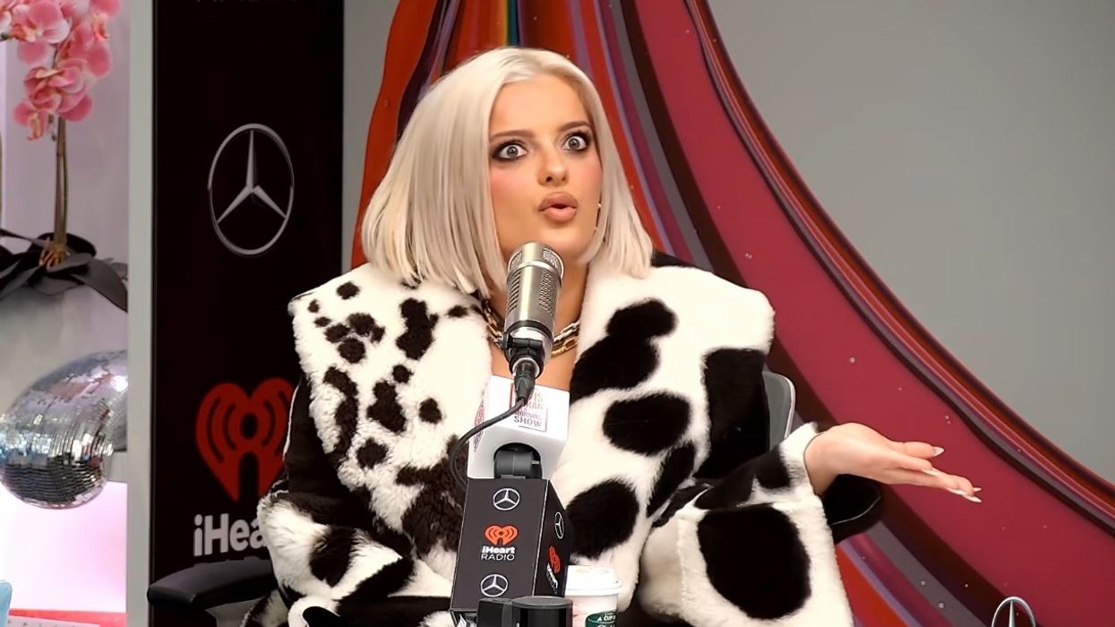 Bebe Rexha tregon se si ish-i dashuri e detyroi të paguante 20 mijë dollarë udhëtim, për një tapet që ai ia kishte blerë më parë në vlerë tre mijë dollarë Bebe Rexha tregon se si ish-i dashuri e detyroi të paguante 20 mijë dollarë udhëtim, për një tapet që ai ia kishte blerë më parë në vlerë tre mijë dollarë