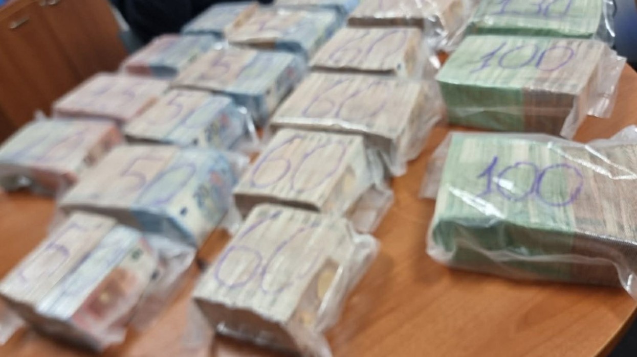 U arrestua në Merdar me 1 milion euro, pezullohet nga detyra efektivi i Komisariatit 5 në Tiranë