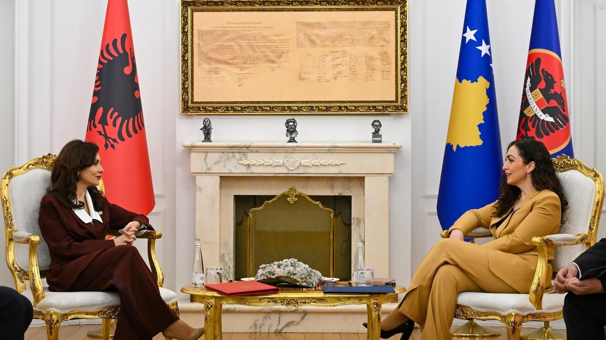 Osmani priti në takim Spiropalin, diskutuan për pjesëmarrjen e Shqipërisë dhe Kosovës në Bordin e Paqes Osmani priti në takim Spiropalin, diskutuan për pjesëmarrjen e Shqipërisë dhe Kosovës në Bordin e Paqes