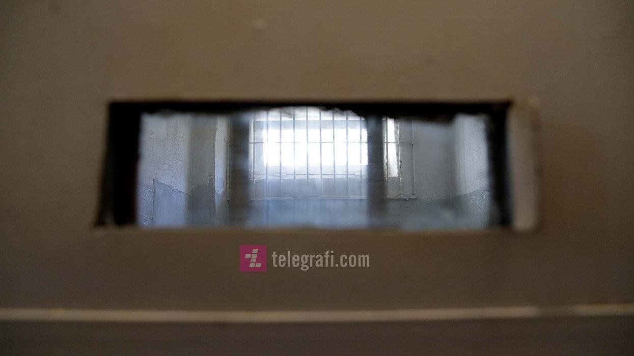 E rrahu dhe e dhunoi seksualisht gruan e tij, të dyshuarit i caktohet paraburgimi prej 30 ditësh në Pejë E rrahu dhe e dhunoi seksualisht gruan e tij, të dyshuarit i caktohet paraburgimi prej 30 ditësh në Pejë