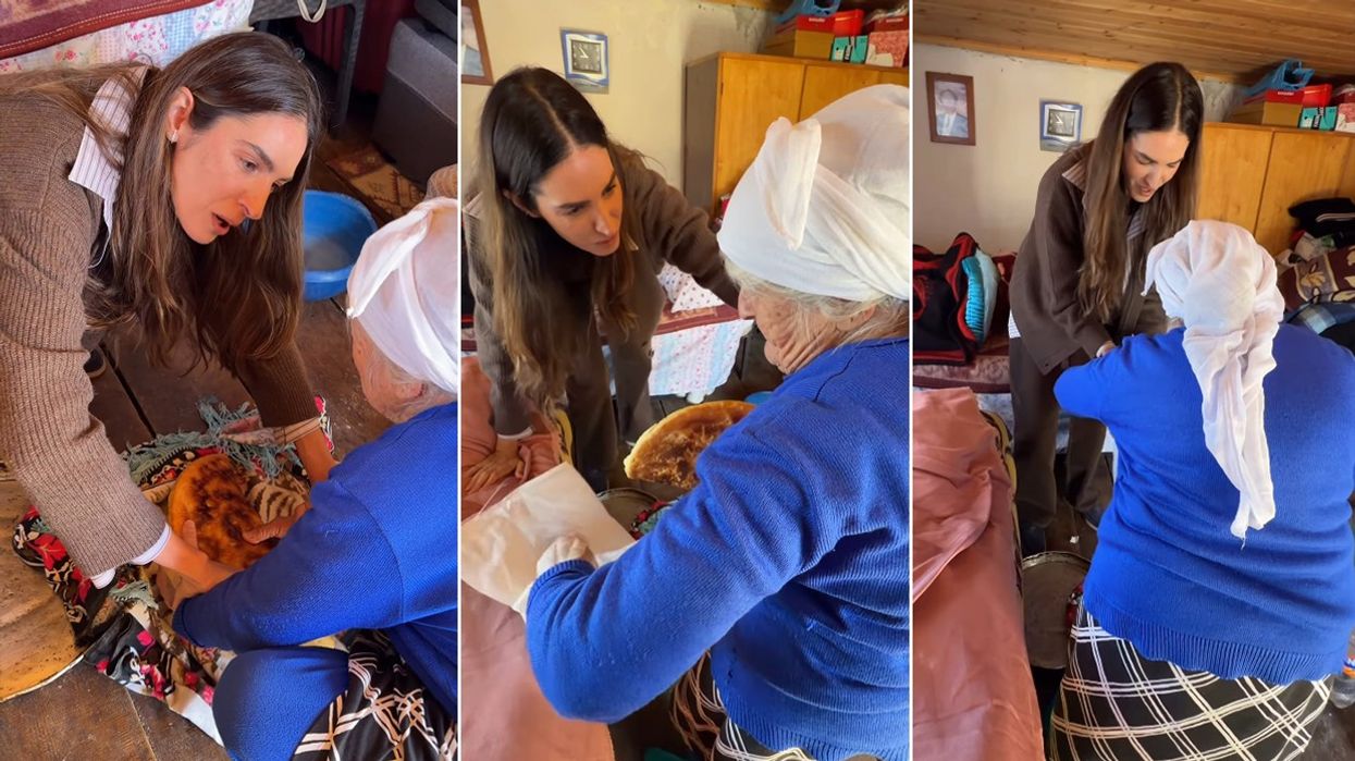 Prekëse: Zonja e moshuar ia falë bukën që kishte përgatitur për vete Emina Çunmulajt, pas vizitës që modelja i bëri në shtëpi Prekëse: Zonja e moshuar ia falë bukën që kishte përgatitur për vete Emina Çunmulajt, pas vizitës që modelja i bëri në shtëpi