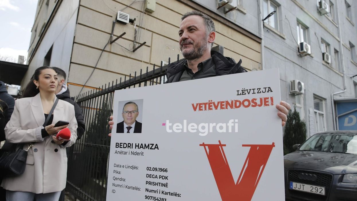 Molliqaj i dërgon "Kartelë anëtarësie të LVV-së, Hamzës e Abdixhikut", thotë se opozita është shndërruar në “degë të Vetëvendosjes” Molliqaj i dërgon