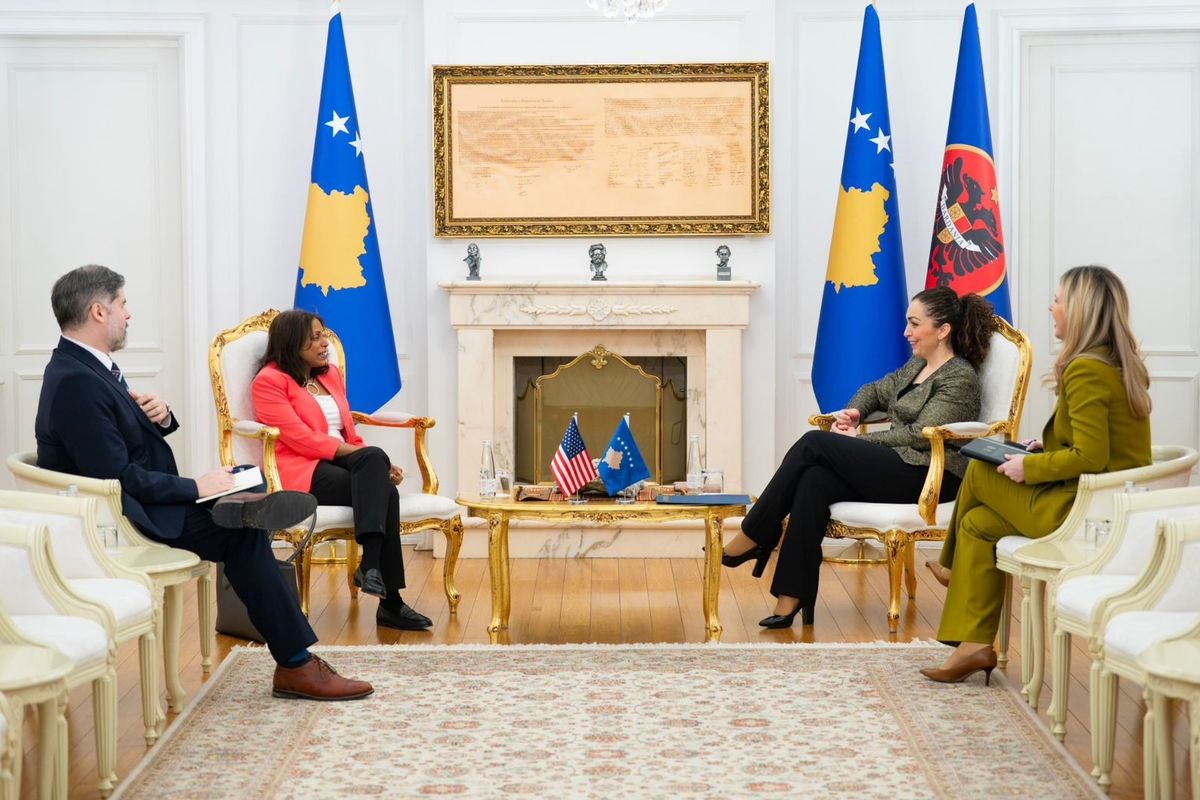 Osmani priti në takim të ngarkuarën me punë të ShBA-së në Kosovë, biseduan për pjesëmarrjen e saj në Bordin e Paqes Osmani priti në takim të ngarkuarën me punë të ShBA-së në Kosovë, biseduan për pjesëmarrjen e saj në Bordin e Paqes