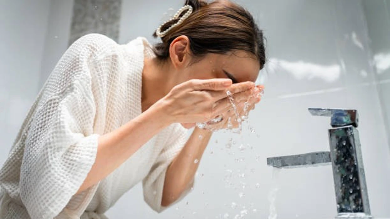 A duhet ta lani fytyrën me ujë të ftohtë apo të nxehtë?