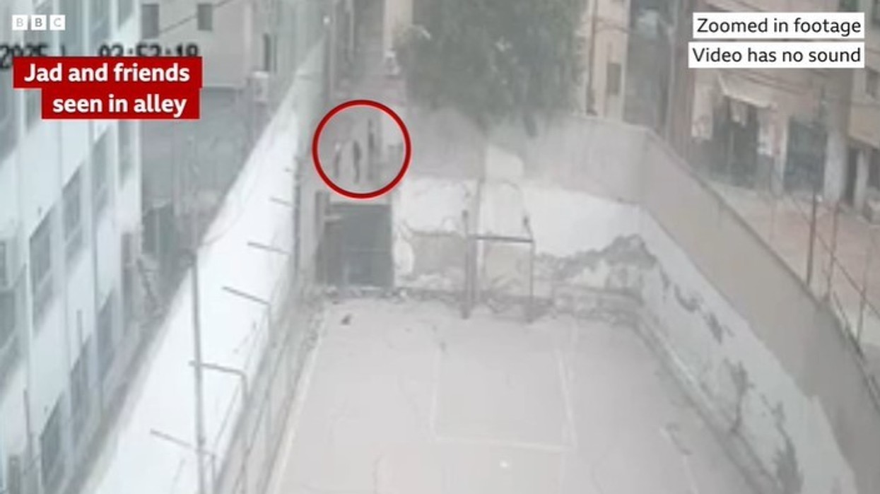 Ushtarët izraelitë qëlluan një djalë palestinez dhe qëndruan pranë ndërsa ai derdhte gjak e vdiste