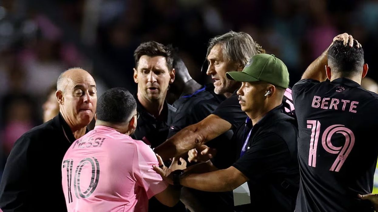Kaos në ndeshjen e Inter Miamit: Tifozët hynë në fushë dhe e rrëzojnë Lionel Messin Kaos në ndeshjen e Inter Miamit: Tifozët hynë në fushë dhe e rrëzojnë Lionel Messin