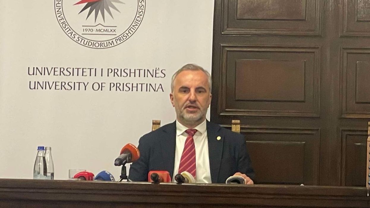 Prokuroria hedh poshtë kallëzimin penal të profesorit Enver Hasani ndaj rektorit Arben Hajrullahu Prokuroria hedh poshtë kallëzimin penal të profesorit Enver Hasani ndaj rektorit Arben Hajrullahu