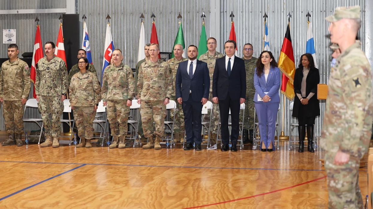 Osmani, Kurti e Maqedonci në ceremoninë e ndërrimit të komandës KFOR-it Osmani, Kurti e Maqedonci në ceremoninë e ndërrimit të komandës KFOR-it