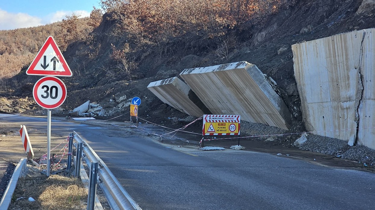 Rrezik i përditshëm në magjistralen Klinë–Gjakovë: mbajtëset e betonit kërcënojnë sigurinë e vozitësve