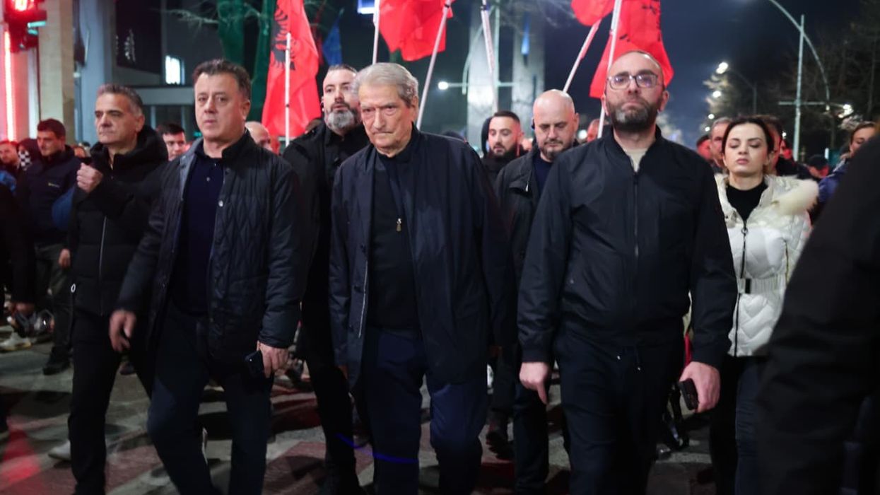 Sulmi ndaj vilës së Hoxhës, Berisha: Agjentë të infiltruar thanë se aty banon Rama Sulmi ndaj vilës së Hoxhës, Berisha: Agjentë të infiltruar thanë se aty banon Rama