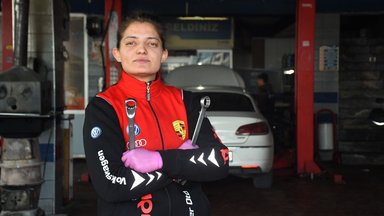 Një 25-vjeçare kryen mirëmbajtje dhe riparime të automjeteve në servis Një 25-vjeçare kryen mirëmbajtje dhe riparime të automjeteve në servis