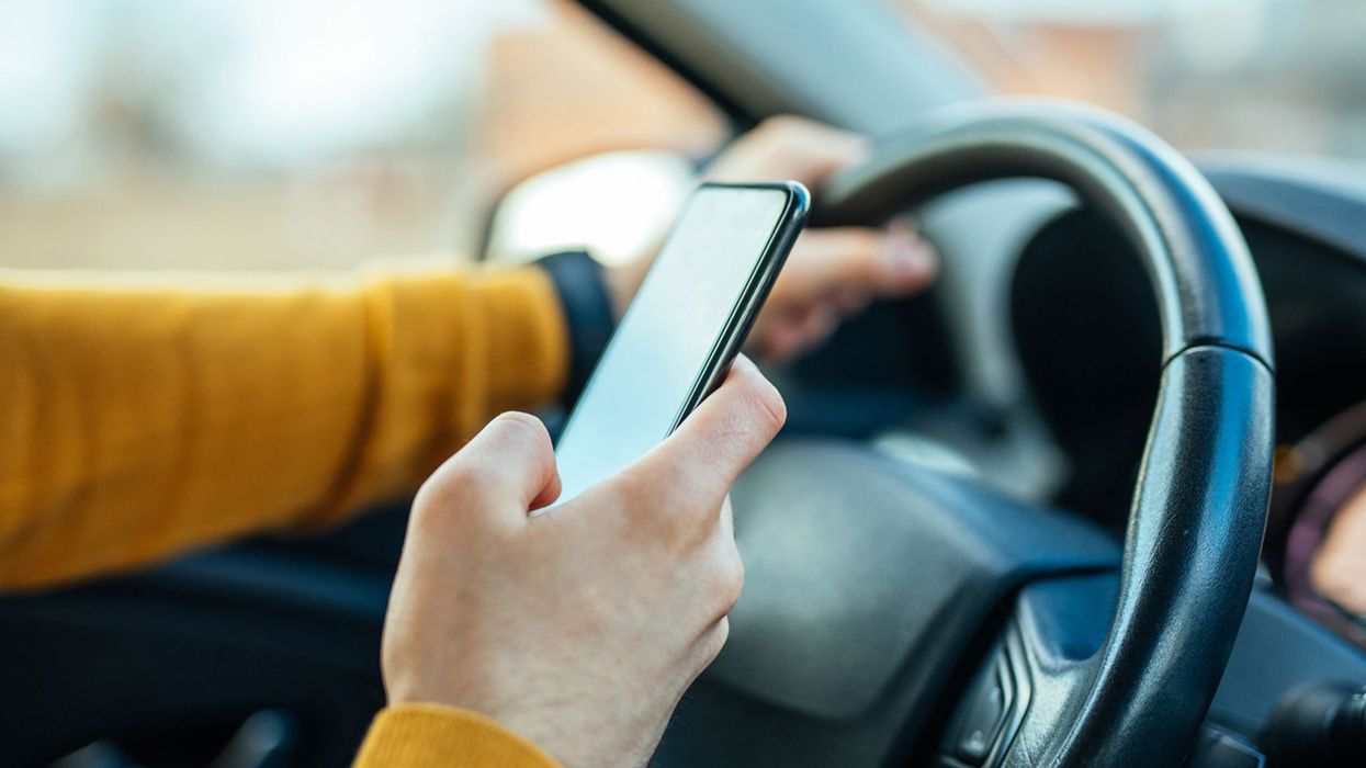 330 gjoba për përdorim të telefonit gjatë ngasjes - policia e Ferizajt apelon për kujdes në trafik 330 gjoba për përdorim të telefonit gjatë ngasjes - policia e Ferizajt apelon për kujdes në trafik
