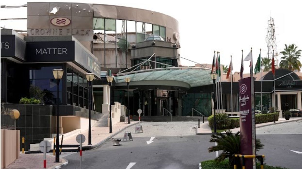 Kabllogrami diplomatik thotë se personeli i mbrojtjes amerikane është plagosur në sulmin ndaj hotelit në Bahrein Kabllogrami diplomatik thotë se personeli i mbrojtjes amerikane është plagosur në sulmin ndaj hotelit në Bahrein