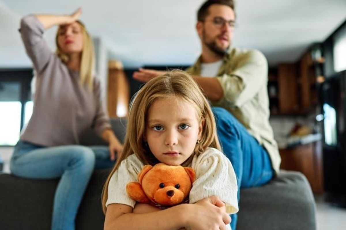 11 tipare të fëmijëve që rriten me prindër të palumtur: Ja çfarë ndodh kur mami dhe babi “me zor” qëndrojnë bashkë 11 tipare të fëmijëve që rriten me prindër të palumtur: Ja çfarë ndodh kur mami dhe babi “me zor” qëndrojnë bashkë
