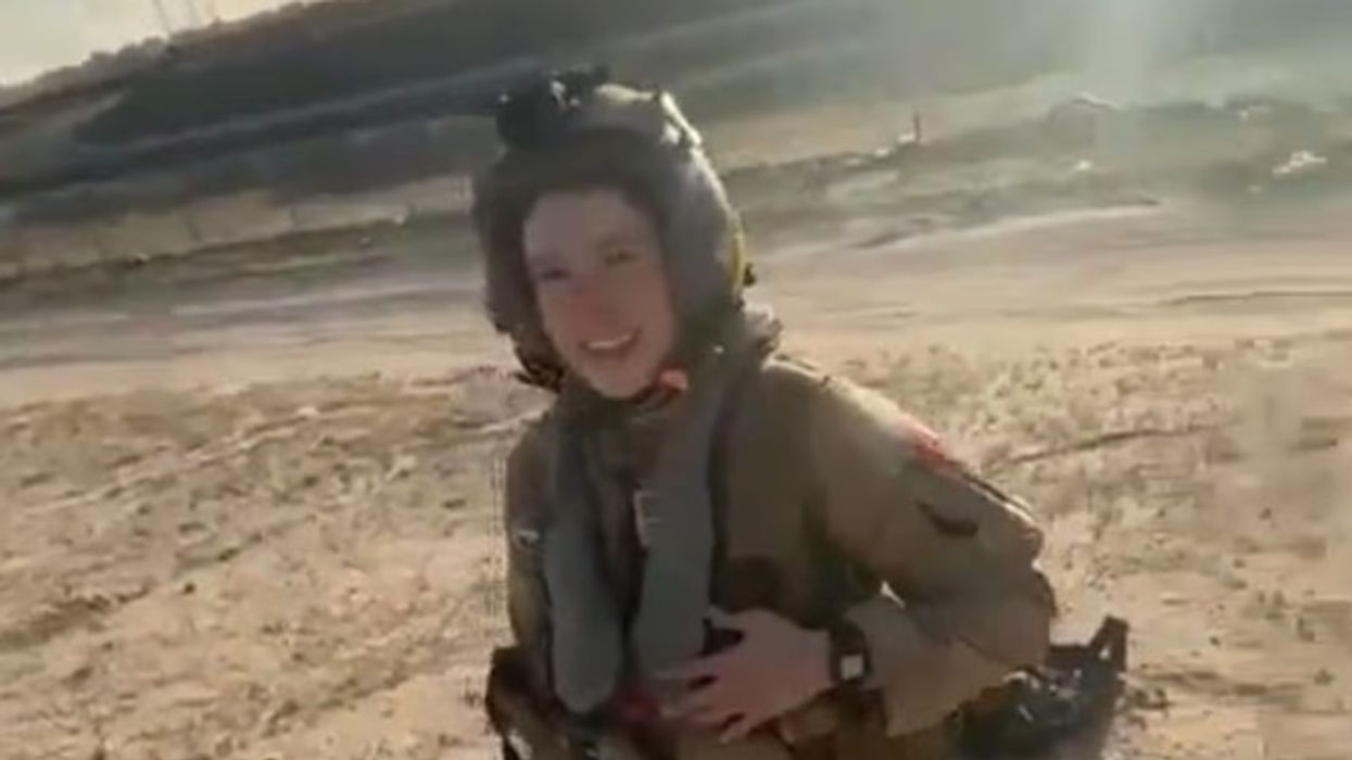 Ky thuhet të jetë momenti kur një pilote amerikane zbret me parashutë në shkretëtirën e Kuvajtit, pas rrëzimit të aeroplanit të saj nga një ‘sulm miqësor’ Ky thuhet të jetë momenti kur një pilote amerikane zbret me parashutë në shkretëtirën e Kuvajtit, pas rrëzimit të aeroplanit të saj nga një ‘sulm miqësor’
