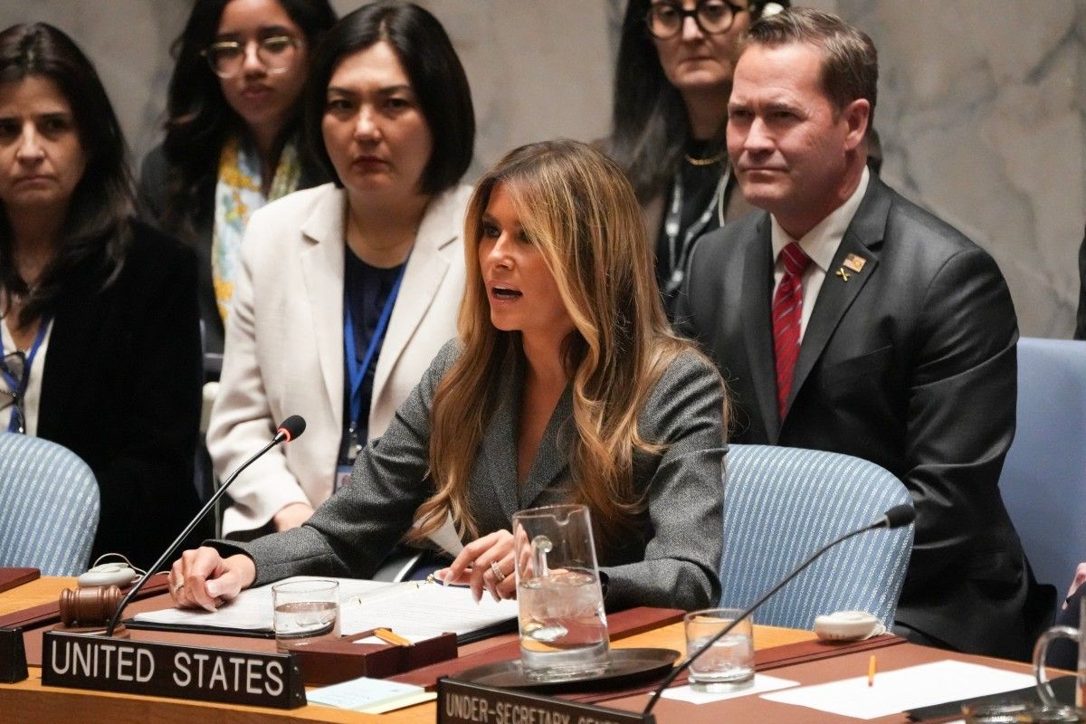 Melania Trump në qendër të vëmendjes në New York - kostum elegant dhe model flokësh pranveror Melania Trump në qendër të vëmendjes në New York - kostum elegant dhe model flokësh pranveror