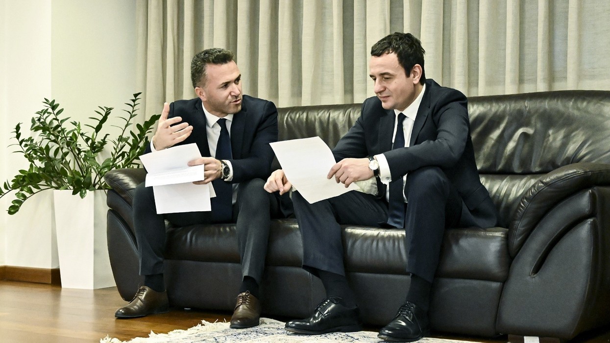 Këshilltari i Kurtit: Vetëvendosje nuk ia ka borxh Vjosa Osmanit ta bëjë presidente