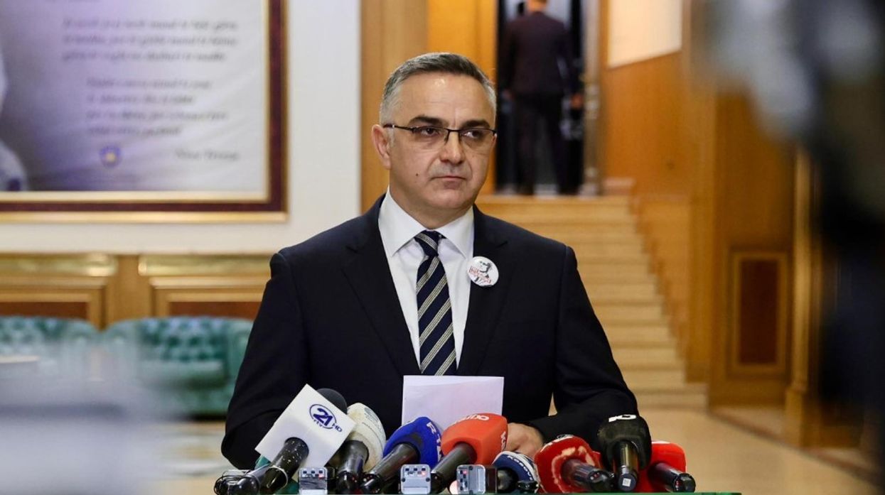 Besnik Tahiri tregon pse AAK-ja nuk mori pjesë në seancën për ndryshimet kushtetuese Besnik Tahiri tregon pse AAK-ja nuk mori pjesë në seancën për ndryshimet kushtetuese