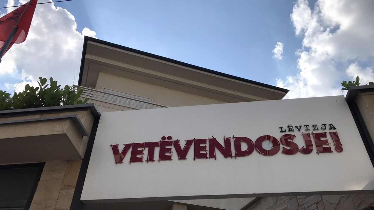 Osmani shpalli dekretin për shpërndarje të Kuvendit, reagojnë nga Lëvizja Vetëvendosje Osmani shpalli dekretin për shpërndarje të Kuvendit, reagojnë nga Lëvizja Vetëvendosje