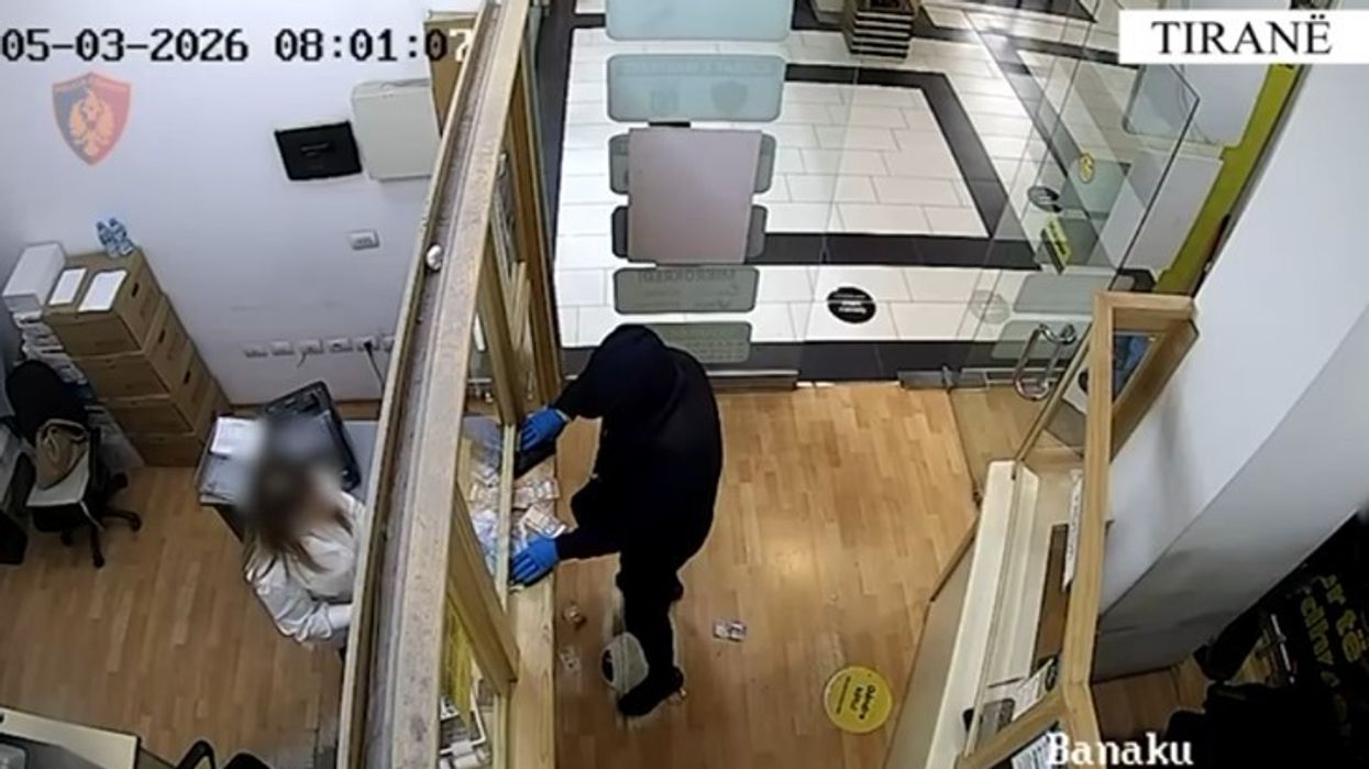 Grabitja e pikës së këmbimit valutor në Tiranë, dëshmia e autorit: Kam nënën e sëmurë dhe shumë borxhe Grabitja e pikës së këmbimit valutor në Tiranë, dëshmia e autorit: Kam nënën e sëmurë dhe shumë borxhe