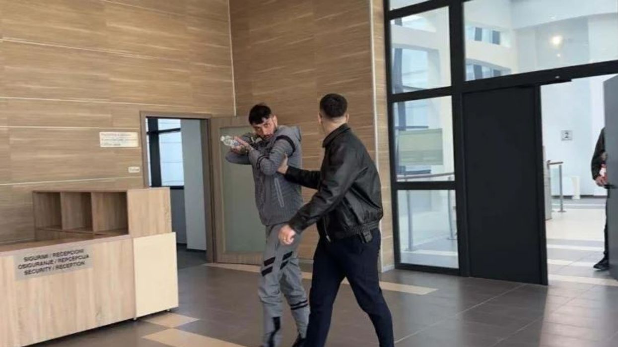 Një muaj paraburgim për reperin Mossi dhe dy të dyshuarit për sulmin ndaj gazetarit Burim Pacolli Një muaj paraburgim për reperin Mossi dhe dy të dyshuarit për sulmin ndaj gazetarit Burim Pacolli
