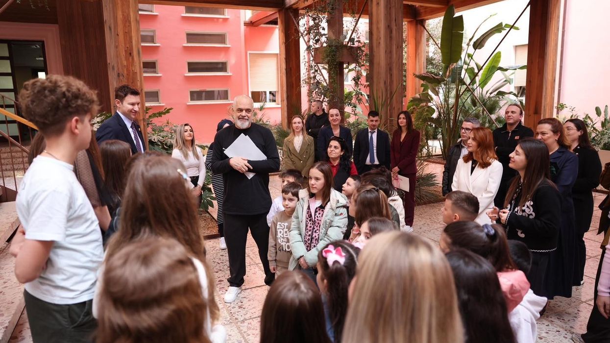 “Ku ruhet gjuha shqipe, ruhet dhe shpirti i kombit”, ambasadori i Shqipërisë në RMV dhe fëmijët e Manastirit vizitojnë Kryeministrinë “Ku ruhet gjuha shqipe, ruhet dhe shpirti i kombit”, ambasadori i Shqipërisë në RMV dhe fëmijët e Manastirit vizitojnë Kryeministrinë