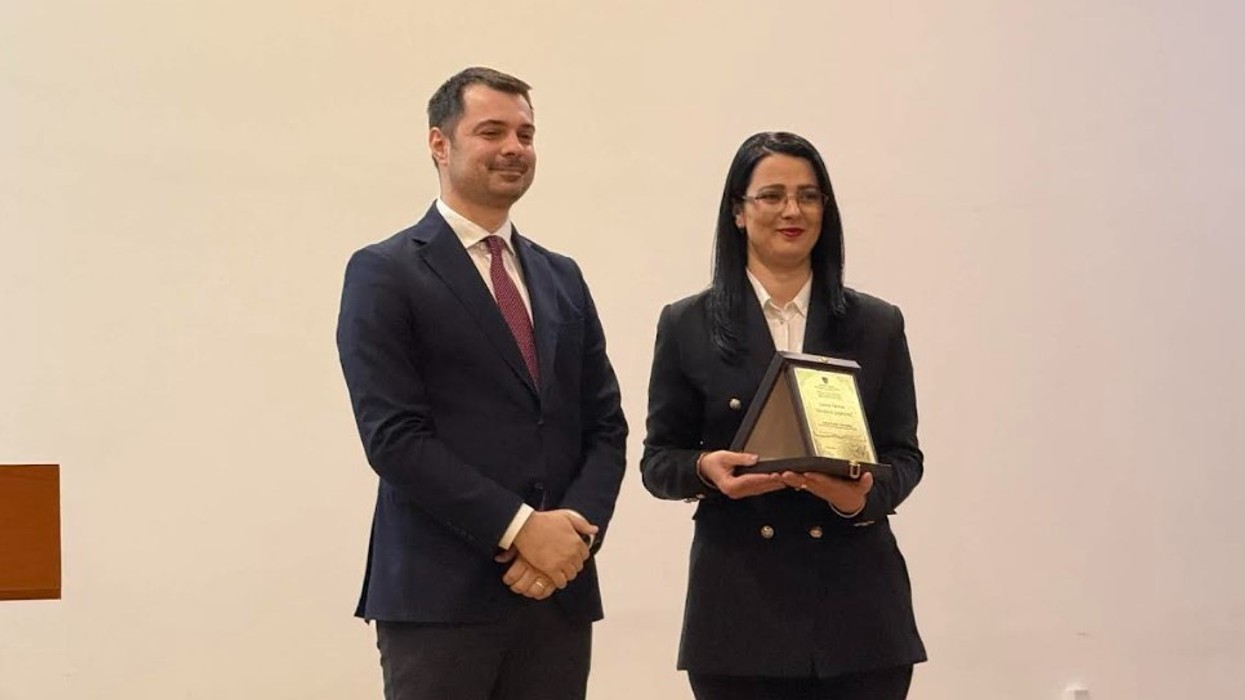 Arta Gashi - Ahmetaj shpallet mësuesja më e mirë e vitit