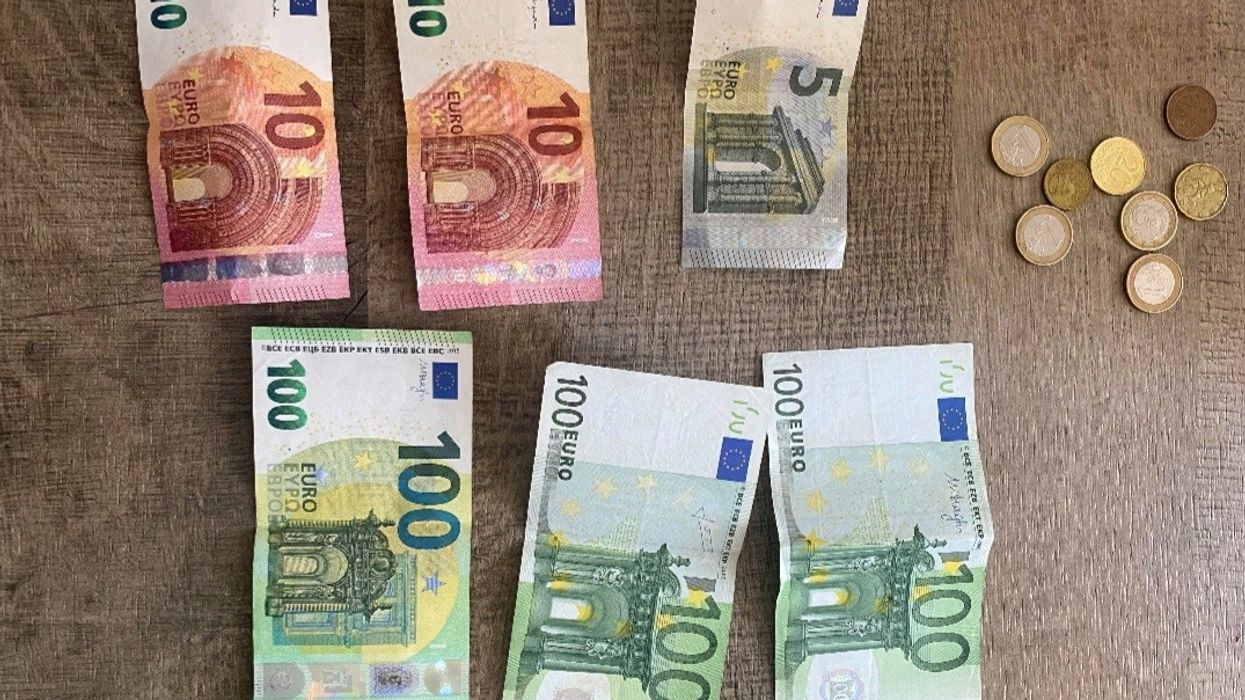 Qytetarja dorëzon portofolin e gjetur në Shtime, pronari e merr me të gjitha dokumentet dhe paratë Qytetarja dorëzon portofolin e gjetur në Shtime, pronari e merr me të gjitha dokumentet dhe paratë