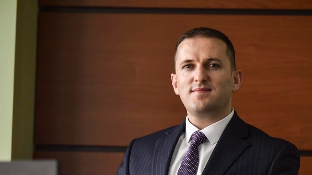 Avokati Fetahu: Dekreti i presidentes për shpërndarjen e Kuvendit është kushtetues