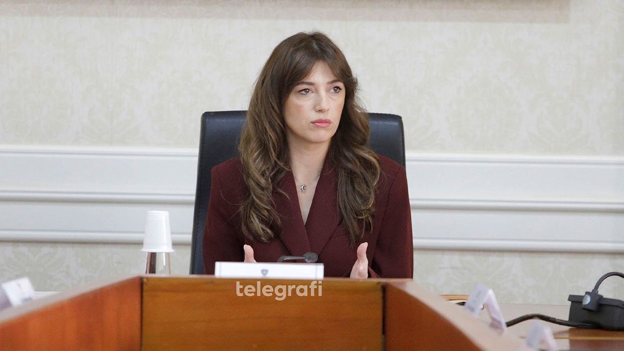 Haxhiu njofton deputetët për dekretin e presidentes për shpërbërjen e Kuvendit Haxhiu njofton deputetët për dekretin e presidentes për shpërbërjen e Kuvendit