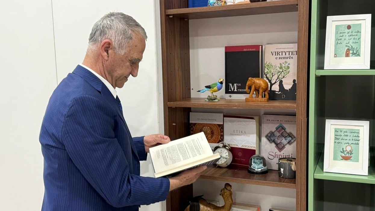 “Mësim dhe vetëm mësim” – një jetë në shkollë në shërbim të brezave