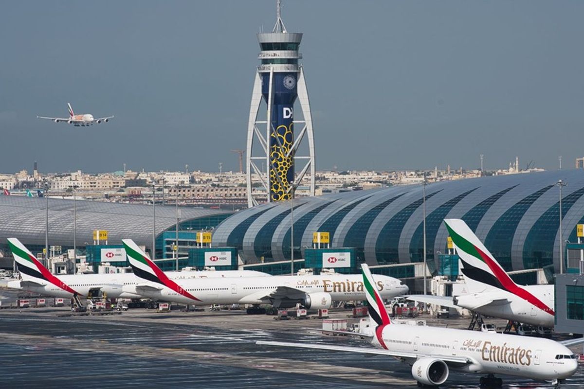 Dubai pezullon të gjitha fluturimet, përkeqësohet siguria Dubai pezullon të gjitha fluturimet, përkeqësohet siguria