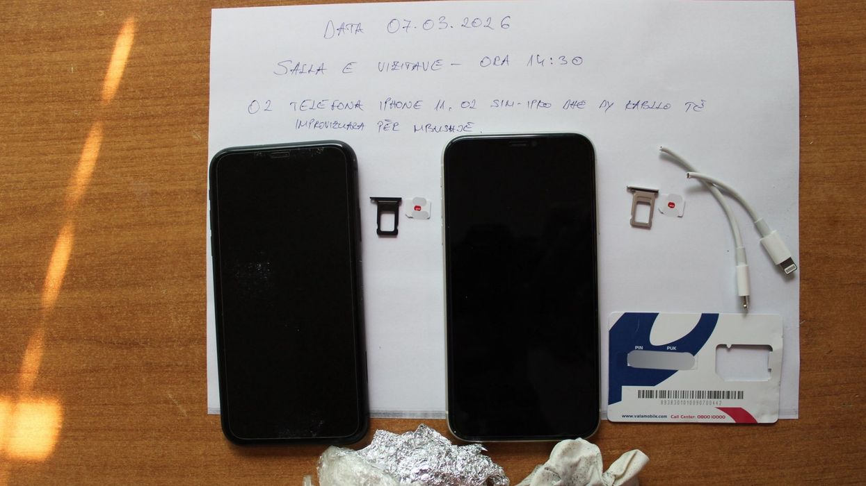 Vizitori kapet me telefona të kamufluar gjatë hyrjes në Dubravë, ndërhyn Policia Vizitori kapet me telefona të kamufluar gjatë hyrjes në Dubravë, ndërhyn Policia