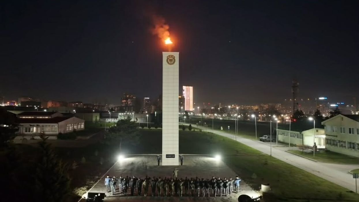 FSK ndez flakadanin në kazermën “Adem Jashari” në përmbyllje të shënimit të 28-vjetorit të Epopesë së UÇK-së FSK ndez flakadanin në kazermën “Adem Jashari” në përmbyllje të shënimit të 28-vjetorit të Epopesë së UÇK-së
