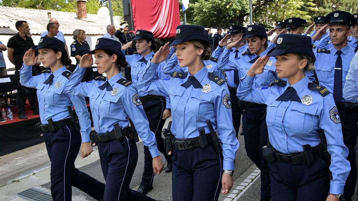 Policia e Kosovës: 8 Marsi nuk është vetëm lule, por simbol i barazisë dhe kundër dhunës ndaj grave Policia e Kosovës: 8 Marsi nuk është vetëm lule, por simbol i barazisë dhe kundër dhunës ndaj grave