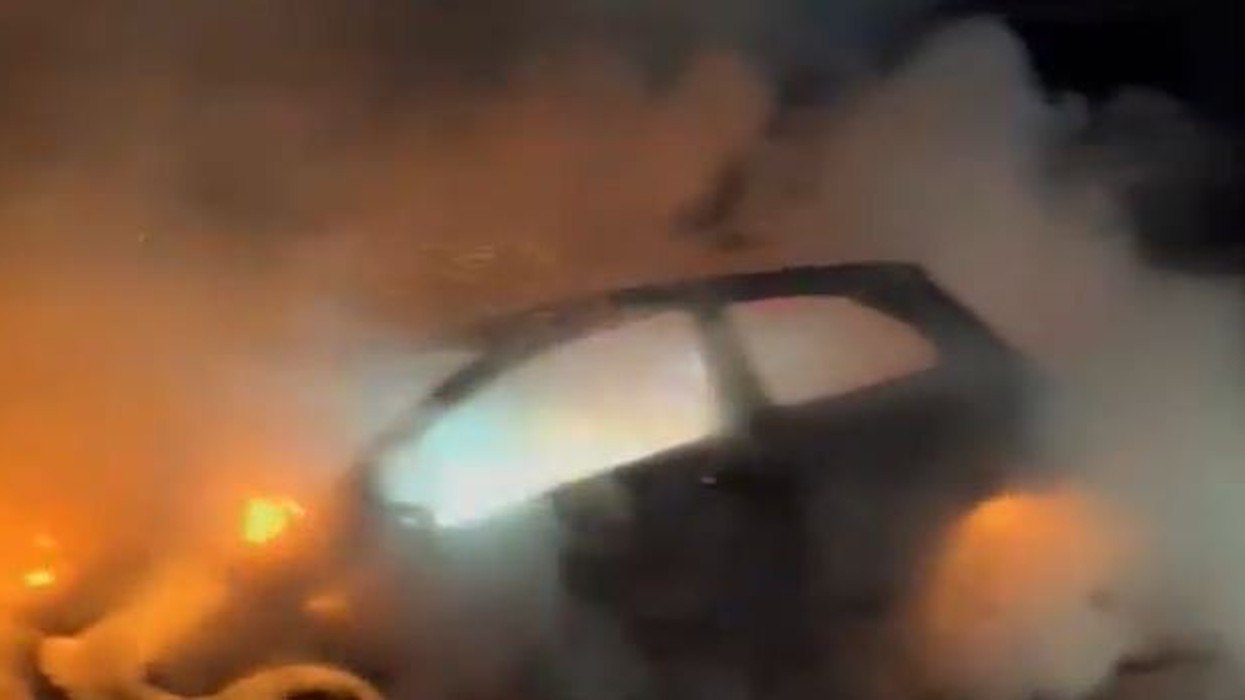 Përfshihet nga flakët automjeti në Korçë