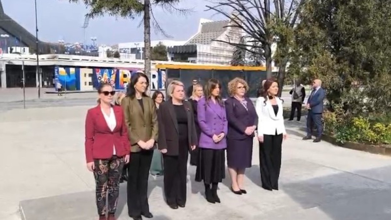 Haxhiu me bashkëpartiake nderojnë të mbijetuarat e dhunës seksuale gjatë luftës së fundit