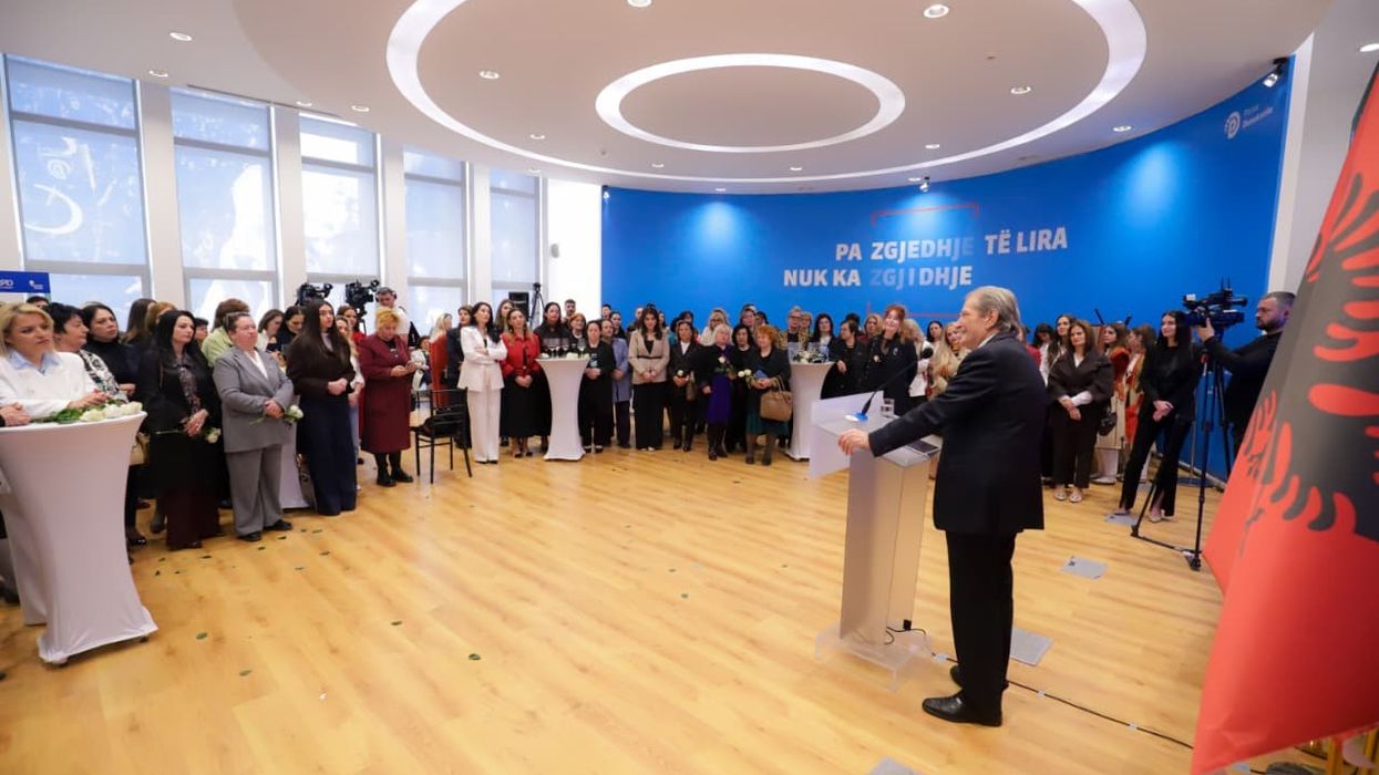 Berisha takim me gratë dhe vajzat për 8 Mars, i fton në protestën e radhës Berisha takim me gratë dhe vajzat për 8 Mars, i fton në protestën e radhës
