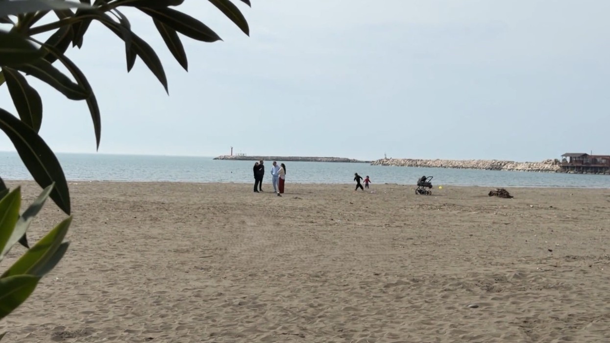 Moti i ngrohtë gjallëron bregdetin e Shëngjinit – vizitorë të shumtë shijojnë shëtitjet dhe pushimin buzë detit