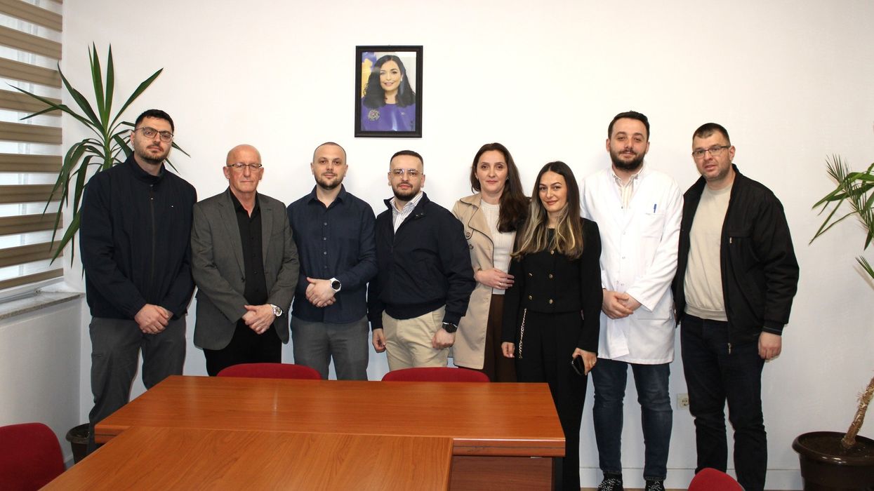 Gjashtë mjekë specialistë i bashkohen Spitalit të Përgjithshëm në Pejë Gjashtë mjekë specialistë i bashkohen Spitalit të Përgjithshëm në Pejë