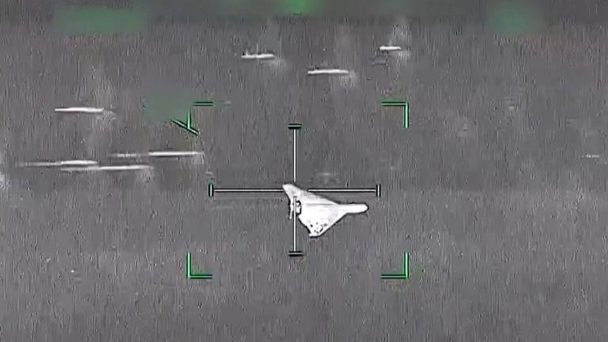 Emiratet e Bashkuara Arabe publikojnë video të mbrojtjes ajrore që lokalizojnë dhe shkatërrojnë dronë iranian Emiratet e Bashkuara Arabe publikojnë video të mbrojtjes ajrore që lokalizojnë dhe shkatërrojnë dronë iranian