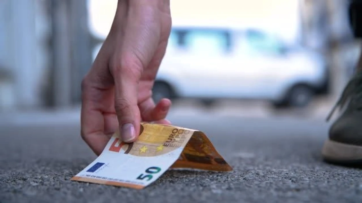 Qytetarja nga Suhareka gjen 300 euro dhe i dorëzon në Polici