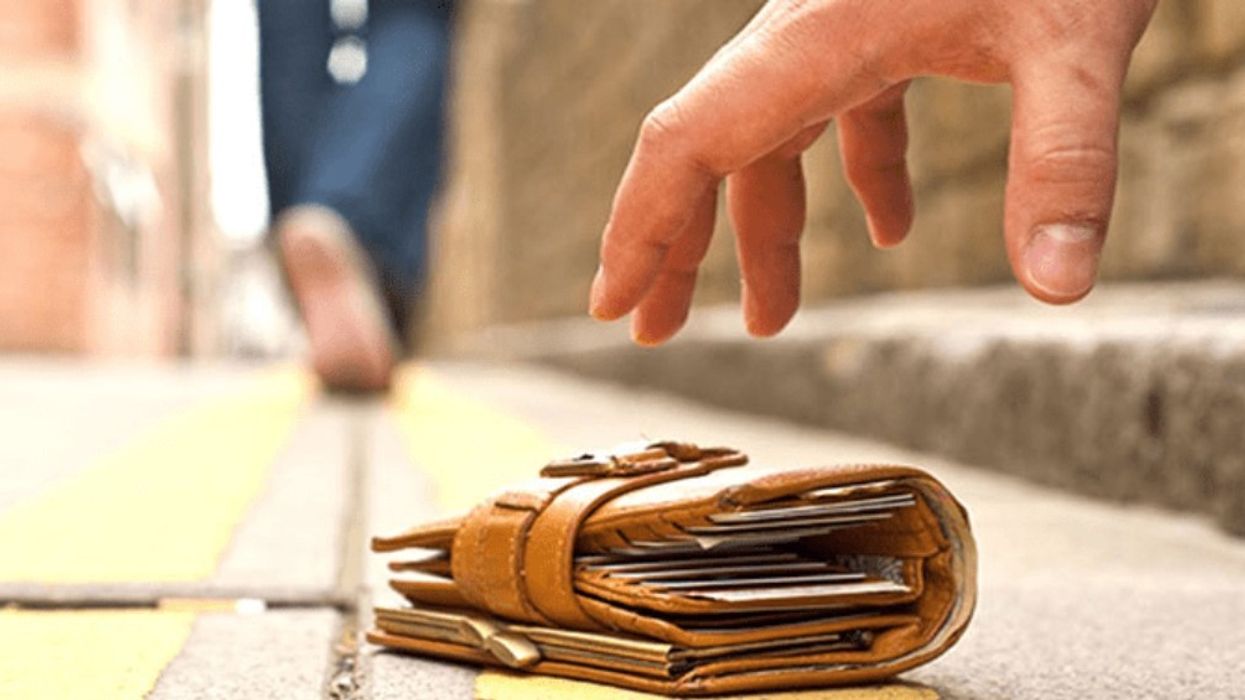Gjen 300 euro dhe i dorëzon në polici, qytetarja nga Suhareka vlerësohet për ndershmëri Gjen 300 euro dhe i dorëzon në polici, qytetarja nga Suhareka vlerësohet për ndershmëri
